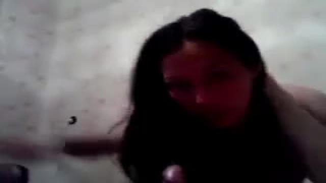 Казашка трудится в поте лица, отсасывая член парня